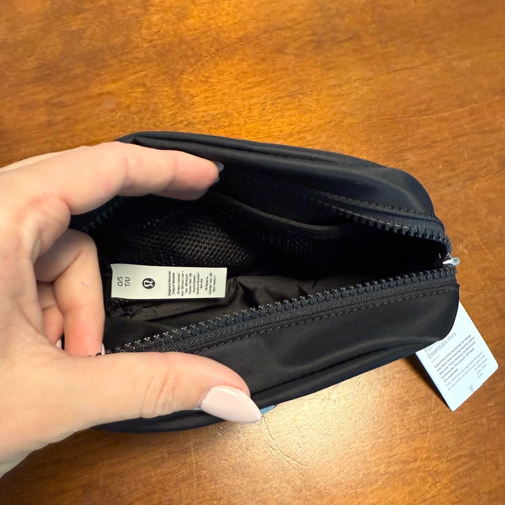 lululemon Black City Essentials Bag - Picture 3 of 4